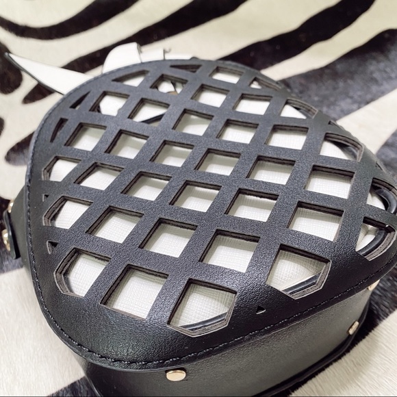 Pineapple Crossbody Bag - Picture 4 of 5